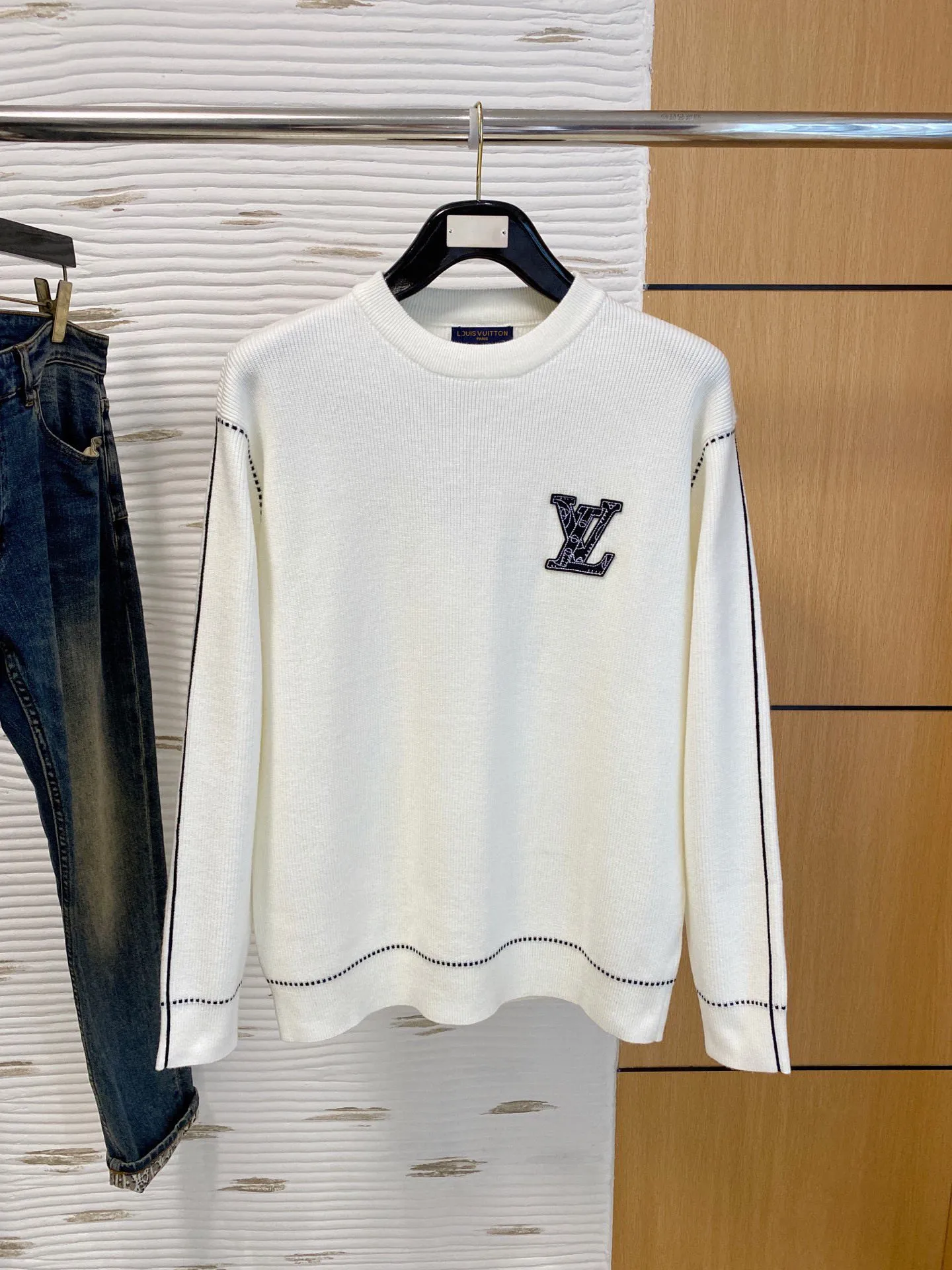 🅿️420 【LV Louis Vuitton】Autumn and winter classic round neck pullover sweater, in full condition! ! ! Wool blended fabric, the latest model in 2025, golden ratio! ! Slim-fitting soft gold, versatile and practical item, the combination and practicality are extremely powerful, simple and elegant, and classy! To create your own style, it is highly recommended to buy it in two colors. The standard slim fit tailoring process is suitable for both young and old men. It is knitted from wool and will not cause any discomfort! While keeping warm, it is stylish, textured and wearable, and the classic logo with contrasting colors on the chest feels in place! ! Recommended for regular customers! ! Size M-3XL (maximum wear: 190 pounds)